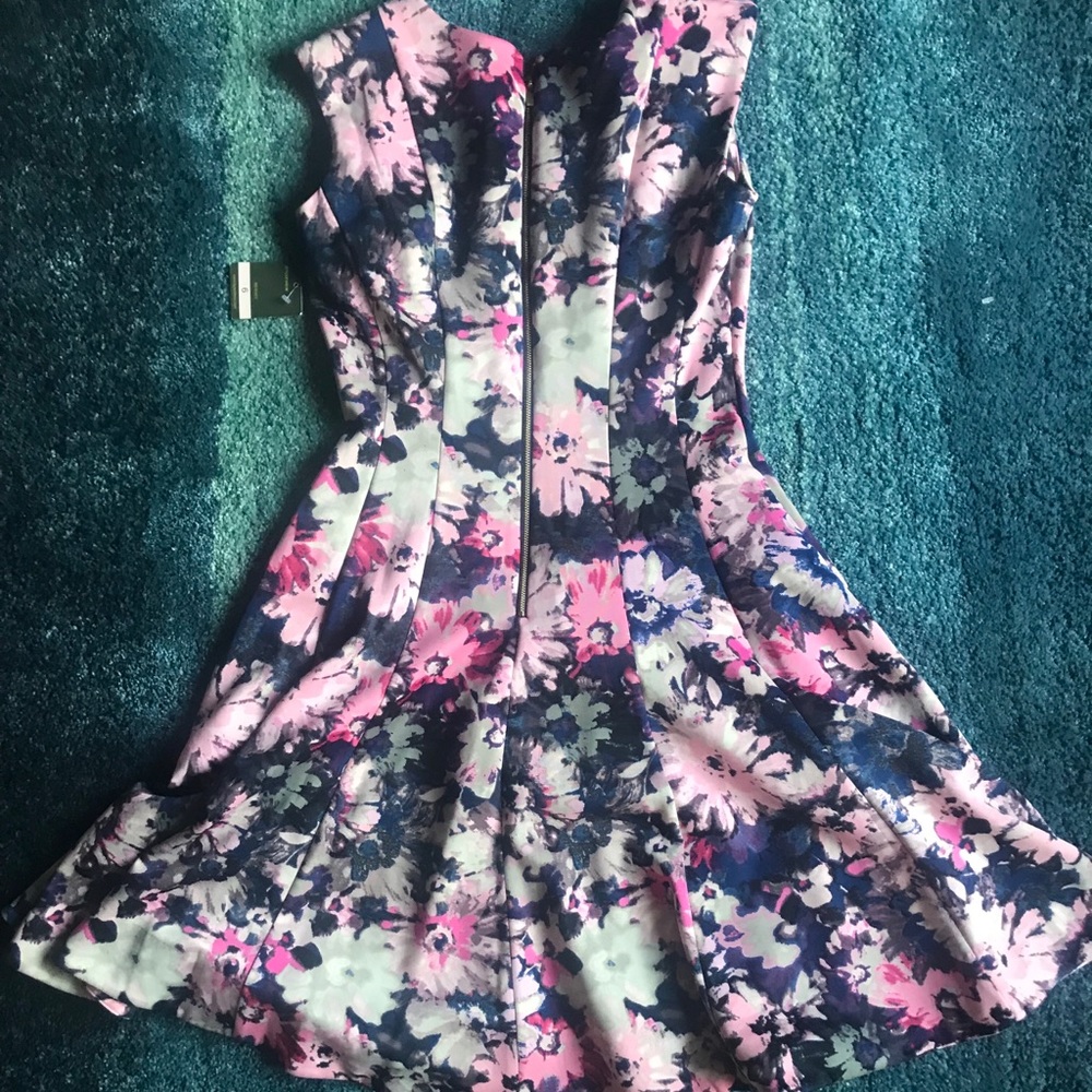 🌼Taylor fit and flare floral dress. - Picture 2 of 3